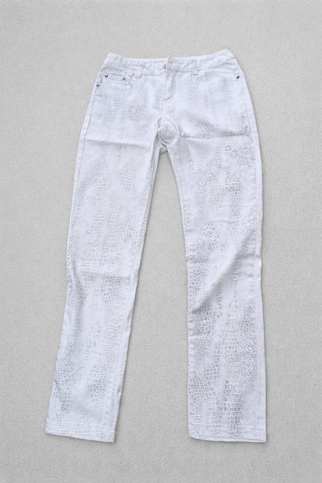 Pantaloni BS Fashion Albi cu Imprimeu Reptilă – Mărime 36 Femei | Second Hand