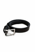 Curea unisex neagră din piele, 115 cm, cu cataramă metalică argintie și design clasic. Material rezistent, potrivită pentru utilizare zilnică și diverse stiluri vestimentare