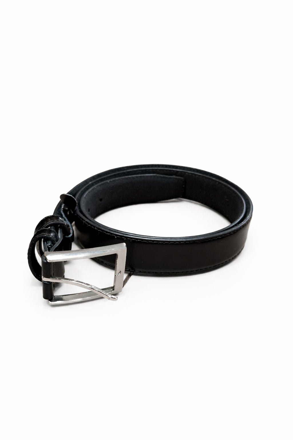 Curea unisex neagră din piele, 115 cm, cu cataramă metalică argintie și design clasic. Material rezistent, potrivită pentru utilizare zilnică și diverse stiluri vestimentare