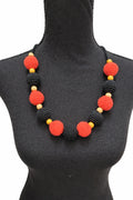 Colier handmade cu mărgele croșetate roșii și negre