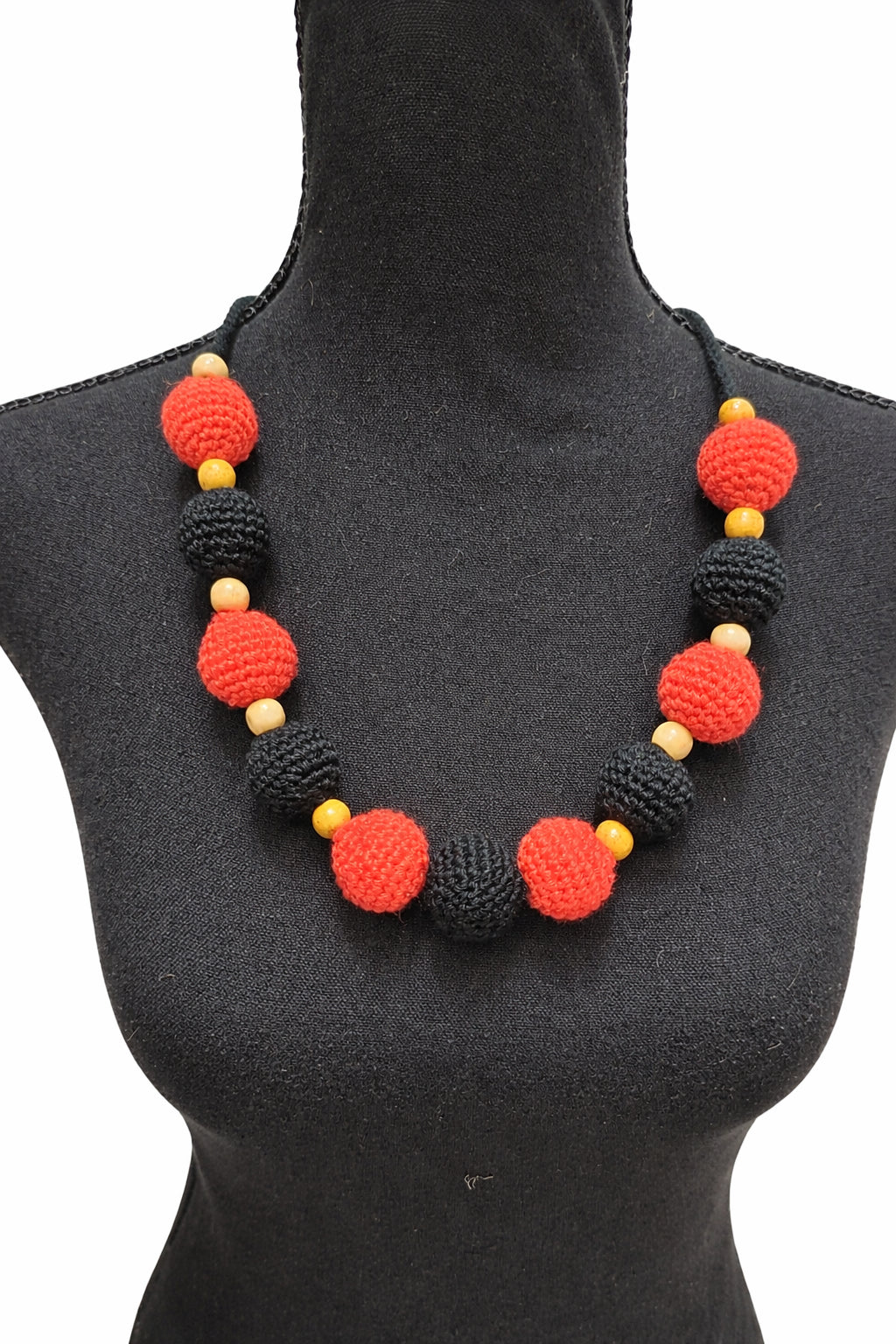 Colier handmade cu mărgele croșetate roșii și negre