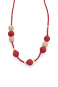 Colier handmade cu mărgele croșetate roșii și crem