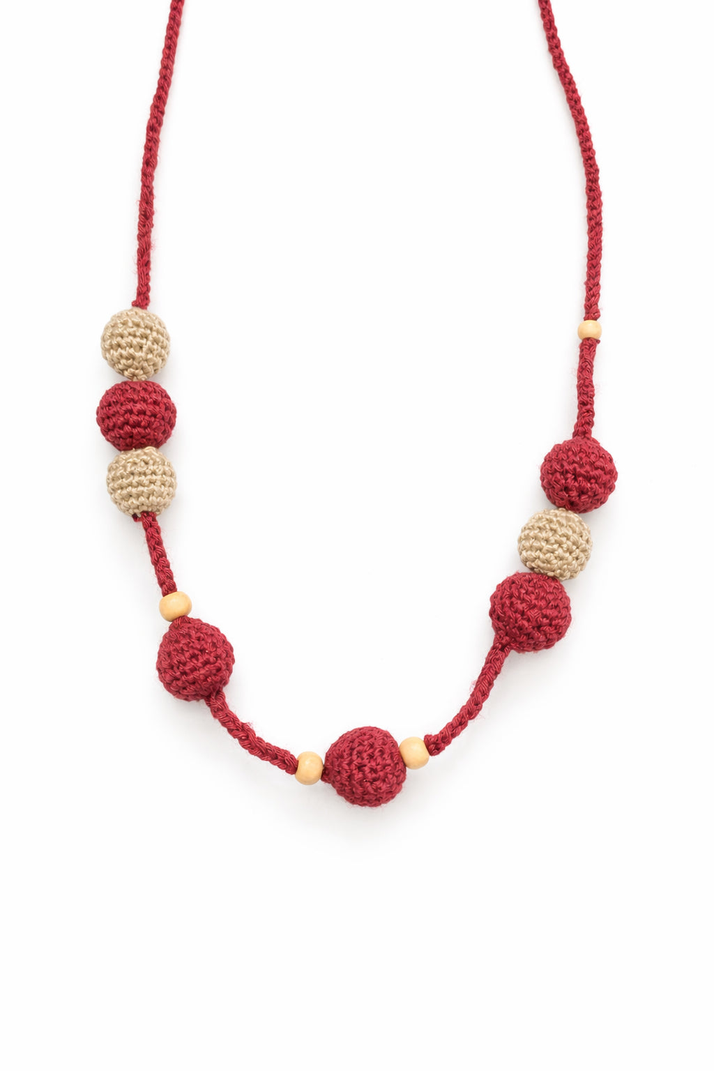 Colier handmade cu mărgele croșetate roșii și crem