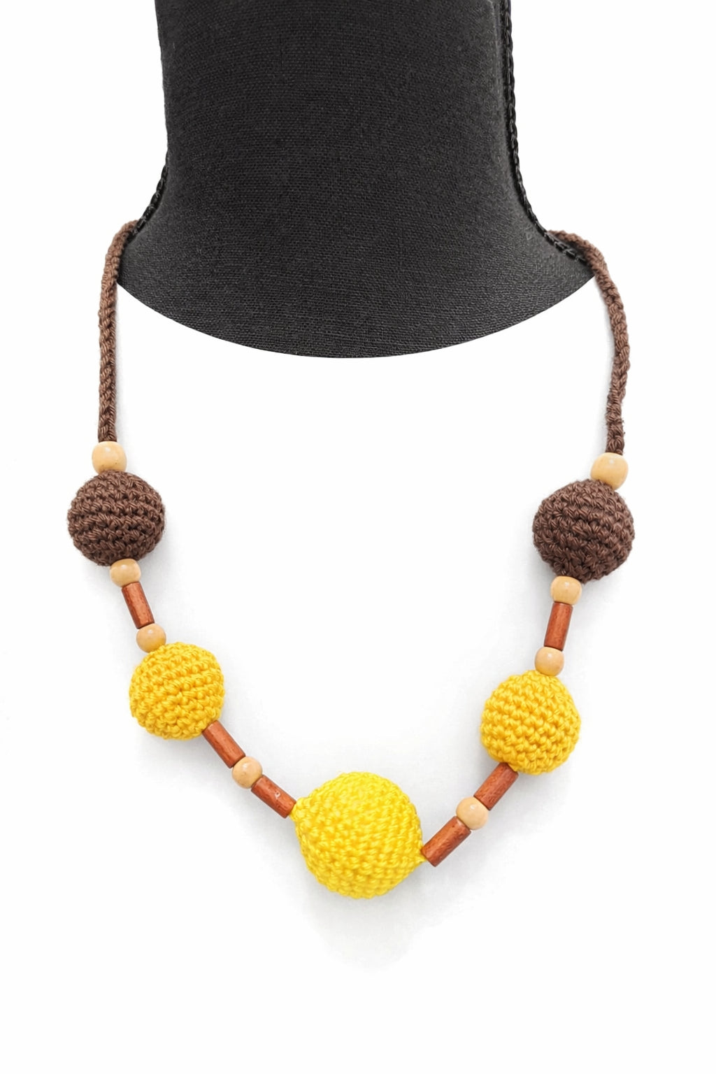 Colier handmade maro-galben, cu bile croșetate și mărgele din lemn