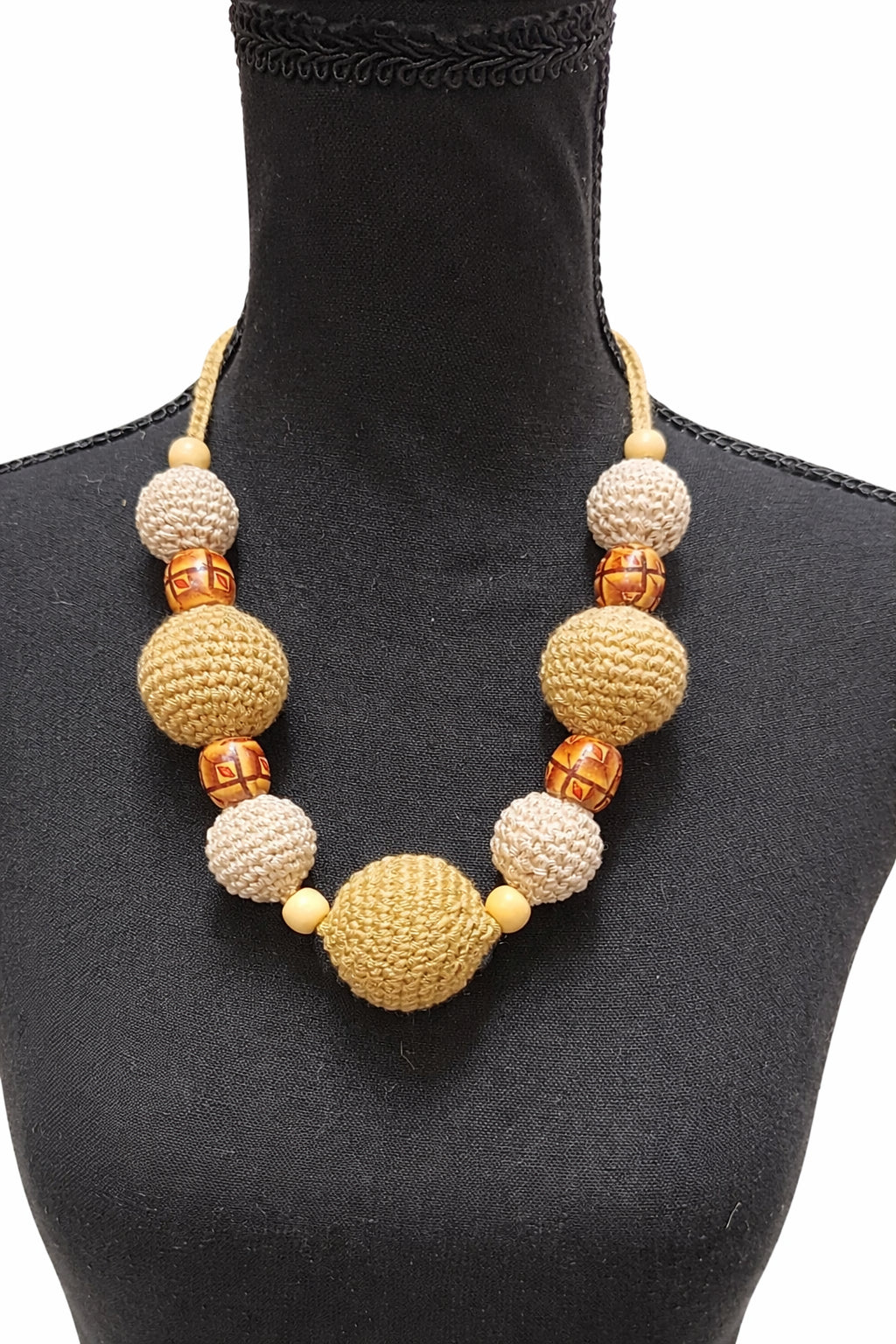 Colier statement handmade, în nuanțe naturale de bej și auriu