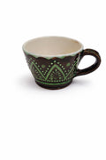 Cană ceramică maro cu motive florale verzi, lucrată manual