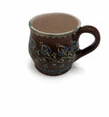 Cană ceramică maro cu motive florale albastre și verzi, lucrată manual