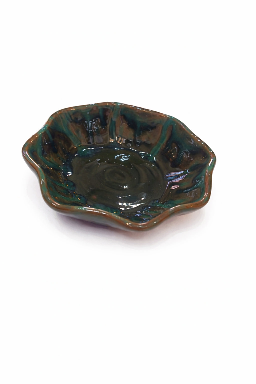 Bol ceramic decorativ verde-maro, formă ondulată