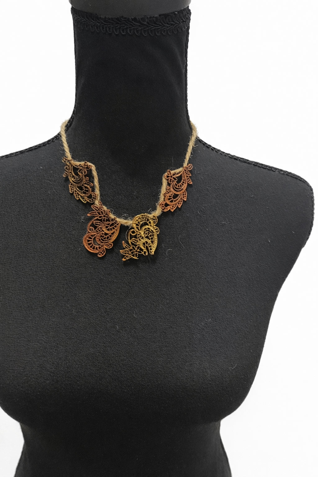 Colier handmade statement, montate pe șnur textil bej