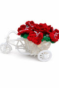 Ornament bicicletă miniaturală albă cu coș împletit