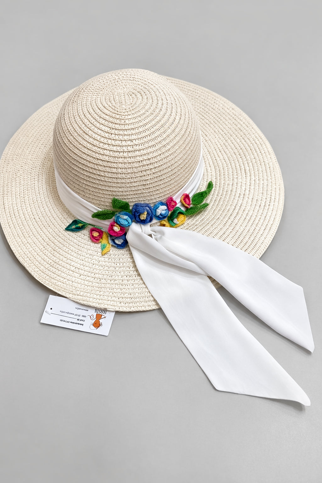 Pălărie de vară crem cu boruri largi și aplicații florale