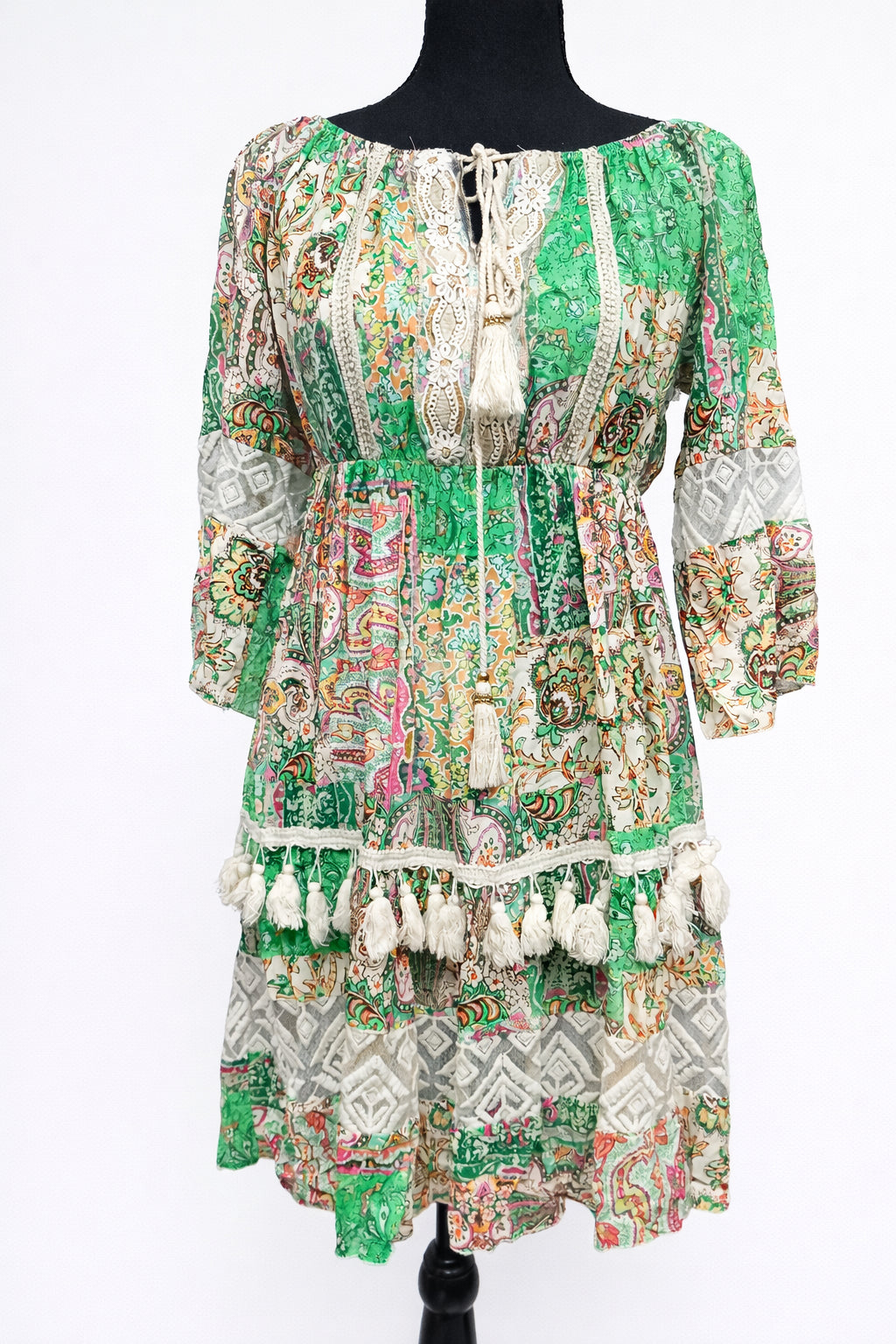 Rochie boho pentru femei, mărime S/M, cu imprimeu patchwork în nuanțe de verde, crem și accente roz