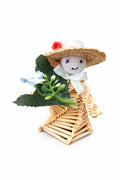 Figurină din Paie Handmade – Detalii Florale Albastre, Pălărie, Decor Eco