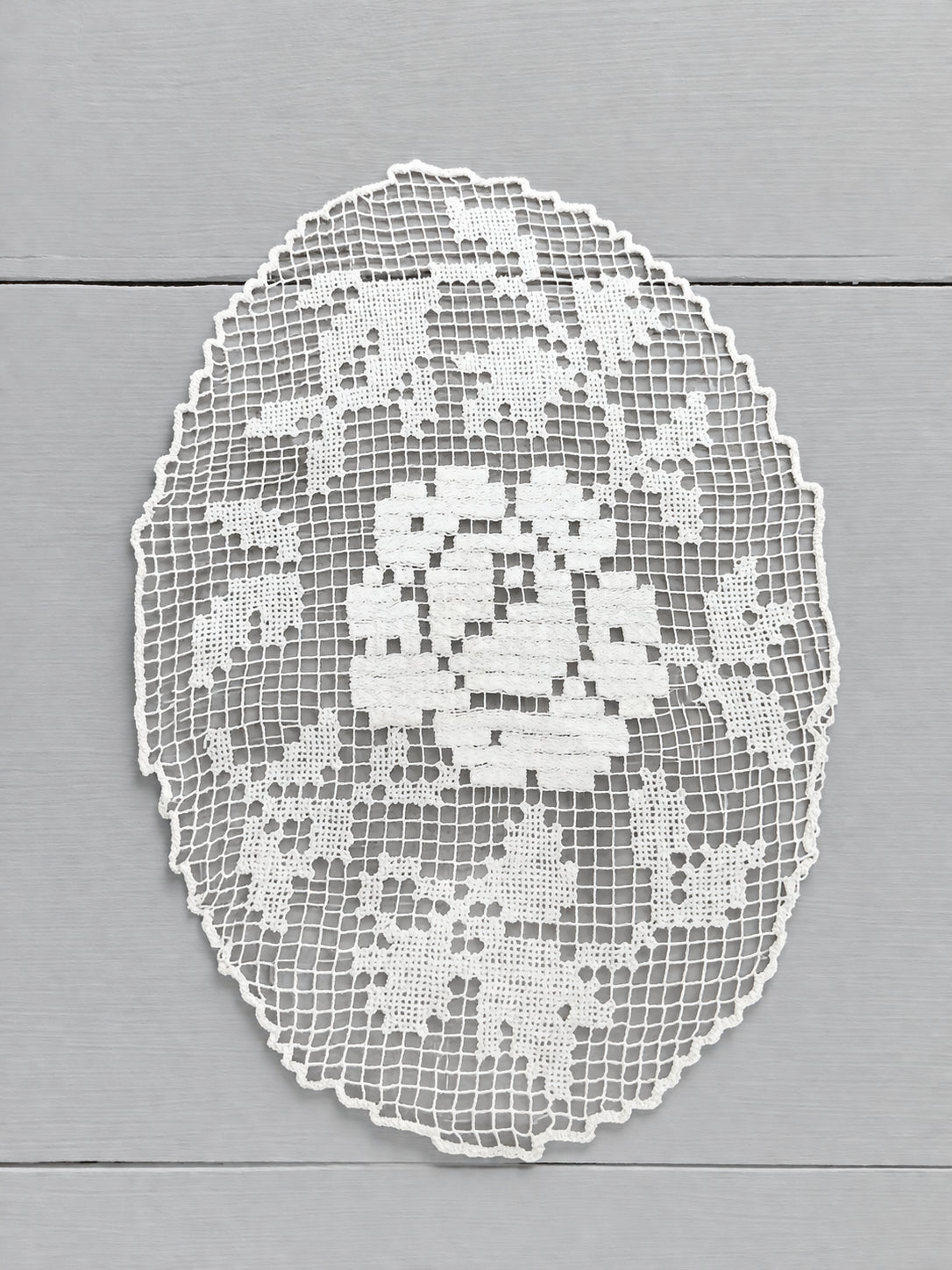 Mileu Croșetat Manual Alb Crem – Model Floral Oval 18x12 cm