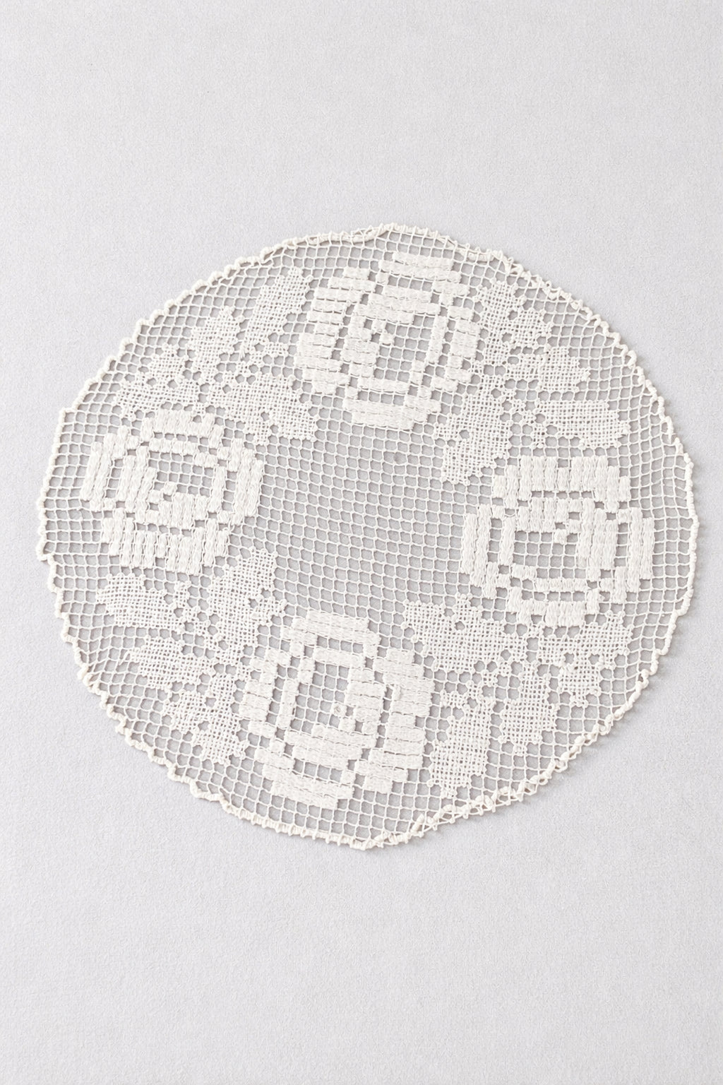 Mileu Croșetat Manual Alb Crem – Model Floral Rotund 16x17 cm