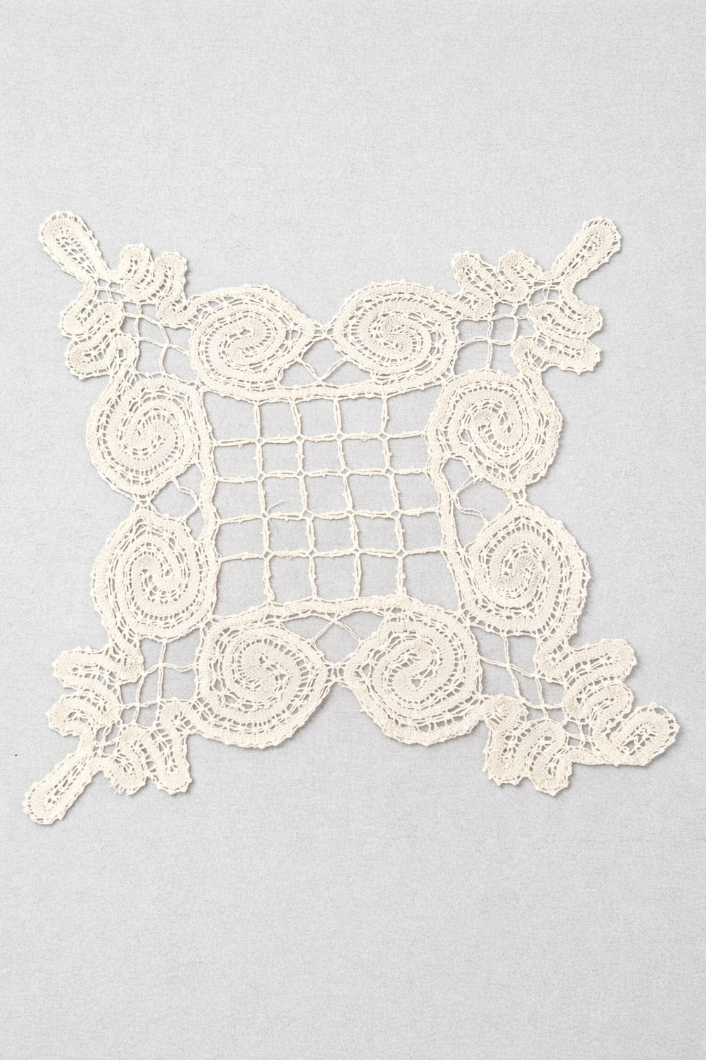 Mileu Croșetat Crem Pătrat – Model Floral Vintage Handmade 18x18 cm