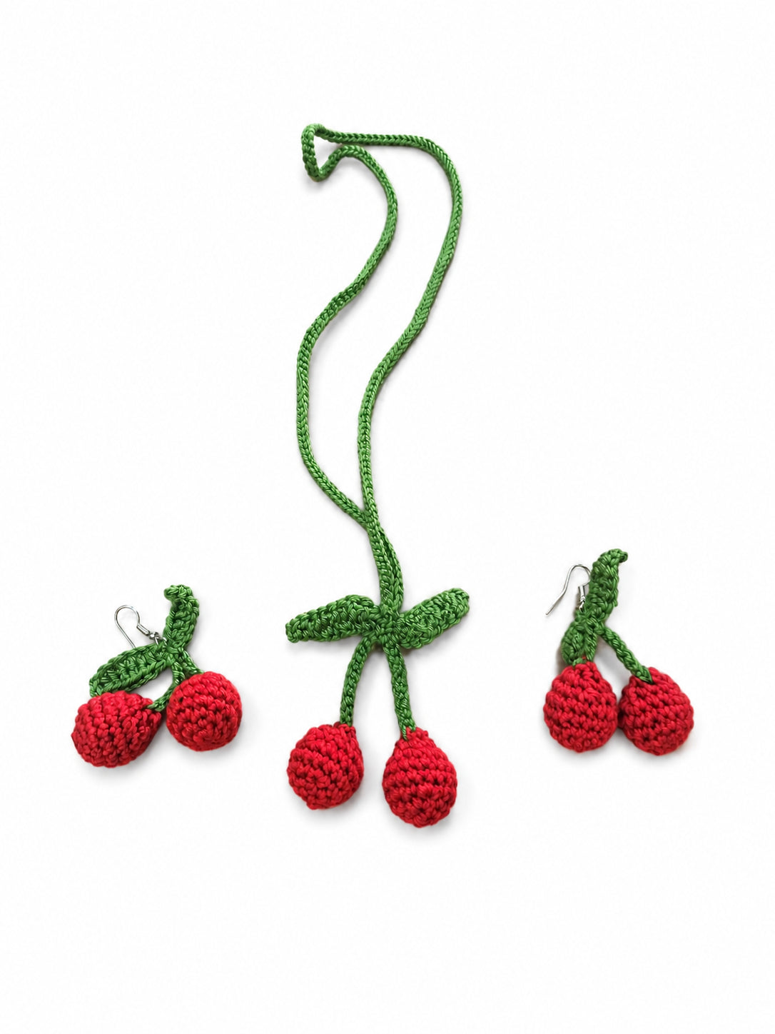 Set croșetat handmade cu cireșe roșii – colier și cercei