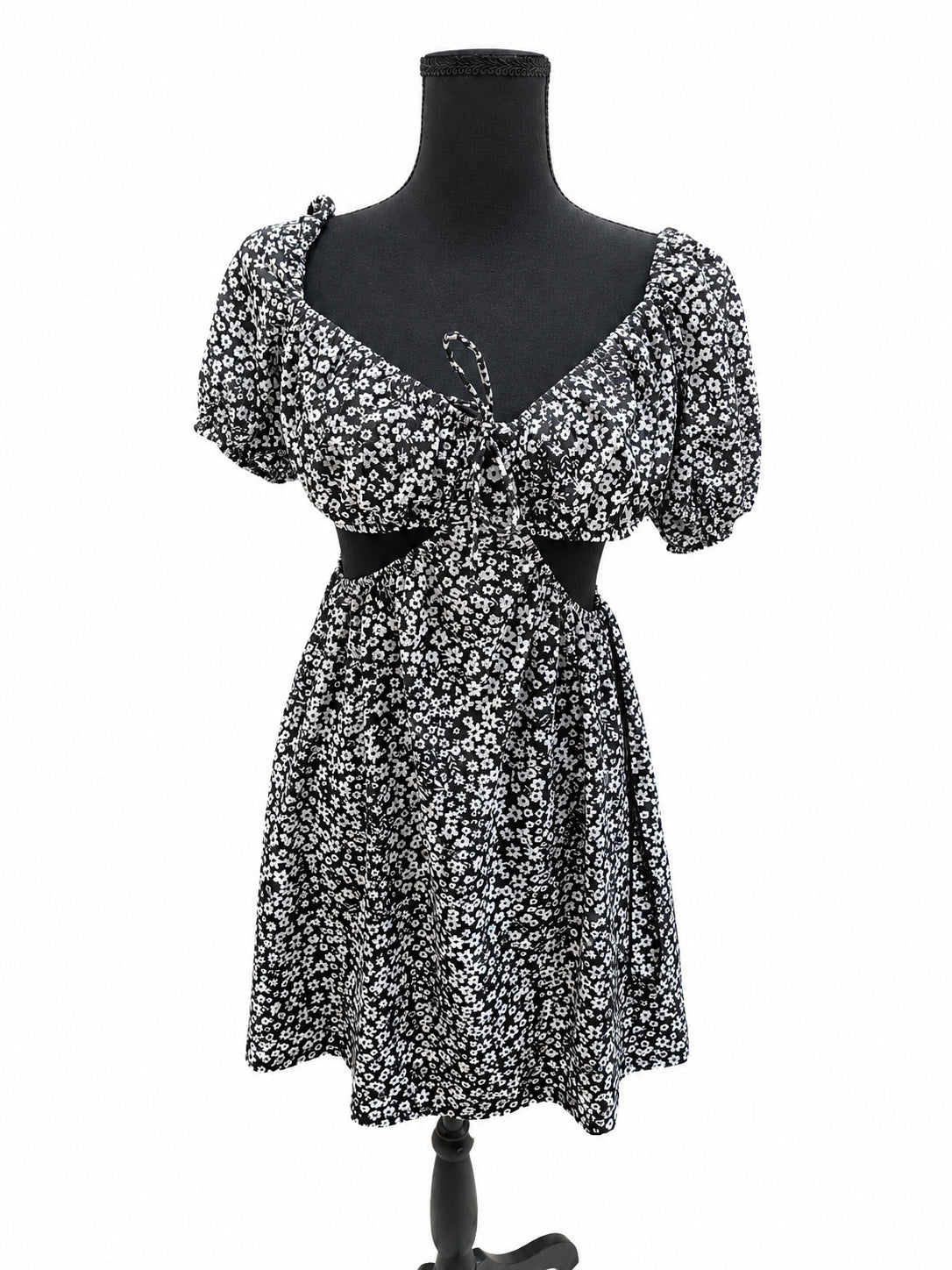 Rochie Bershka, scurtă neagră cu imprimeu floral alb, M