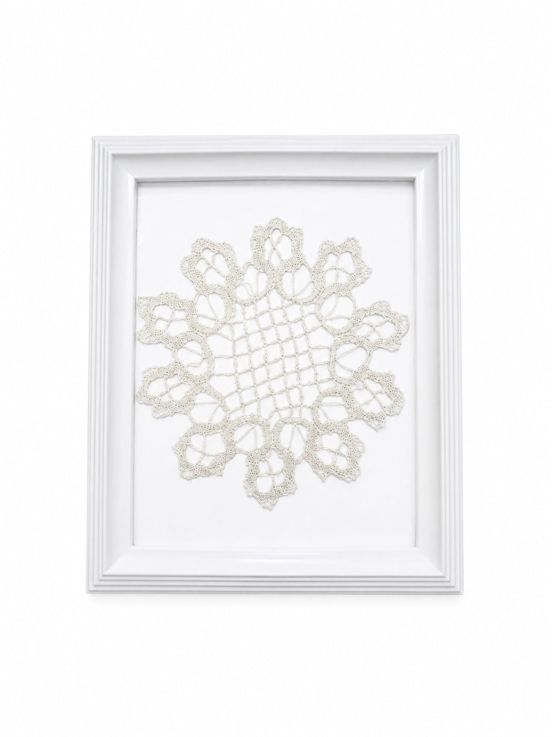 Decorațiune handmade tip mileu croșetat, înrămată