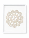 Decorațiune handmade tip dantelă croșetată, înrămată