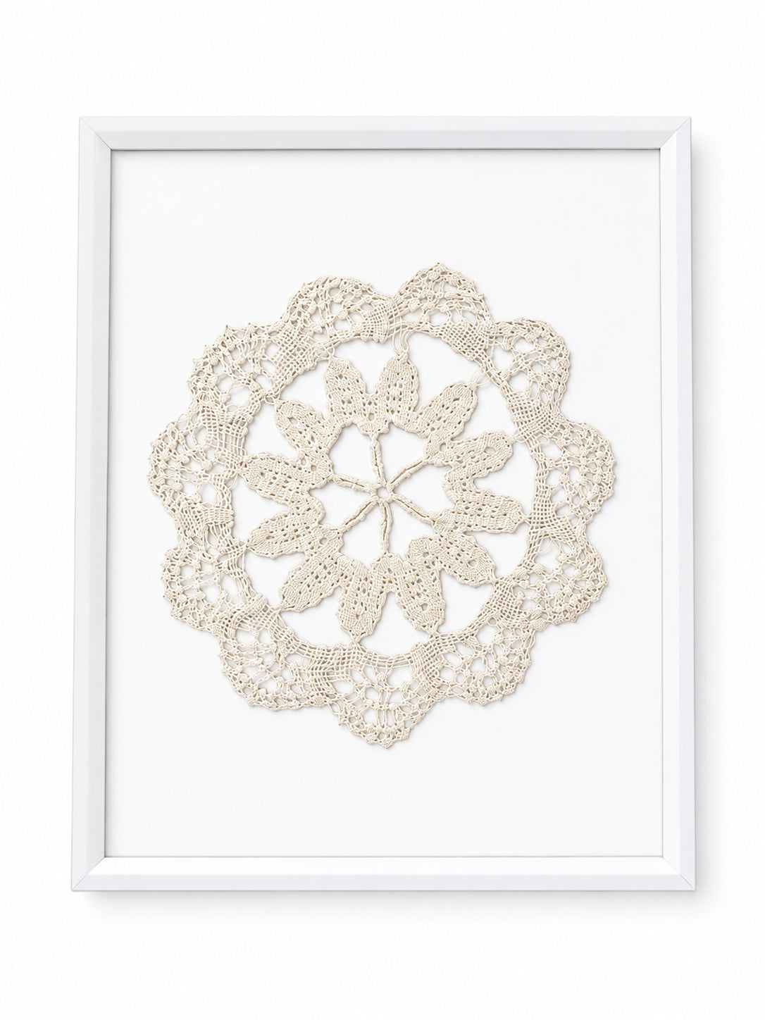 Decorațiune handmade tip dantelă croșetată, înrămată