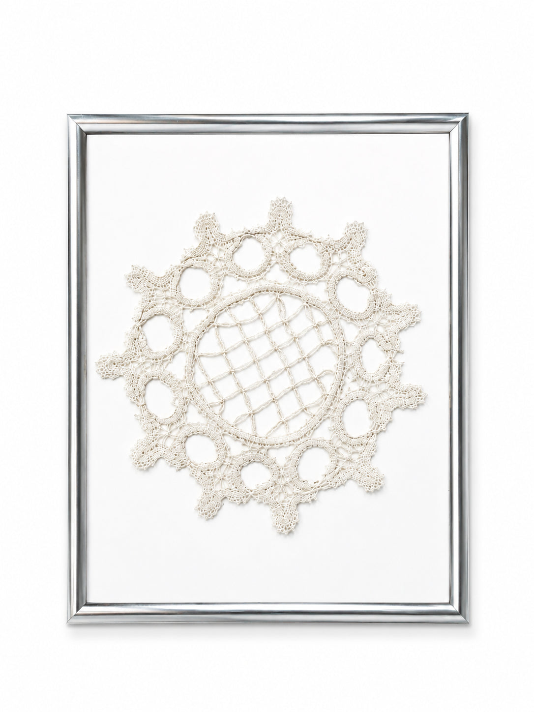 Decorațiune handmade tip dantelă croșetată, înrămată