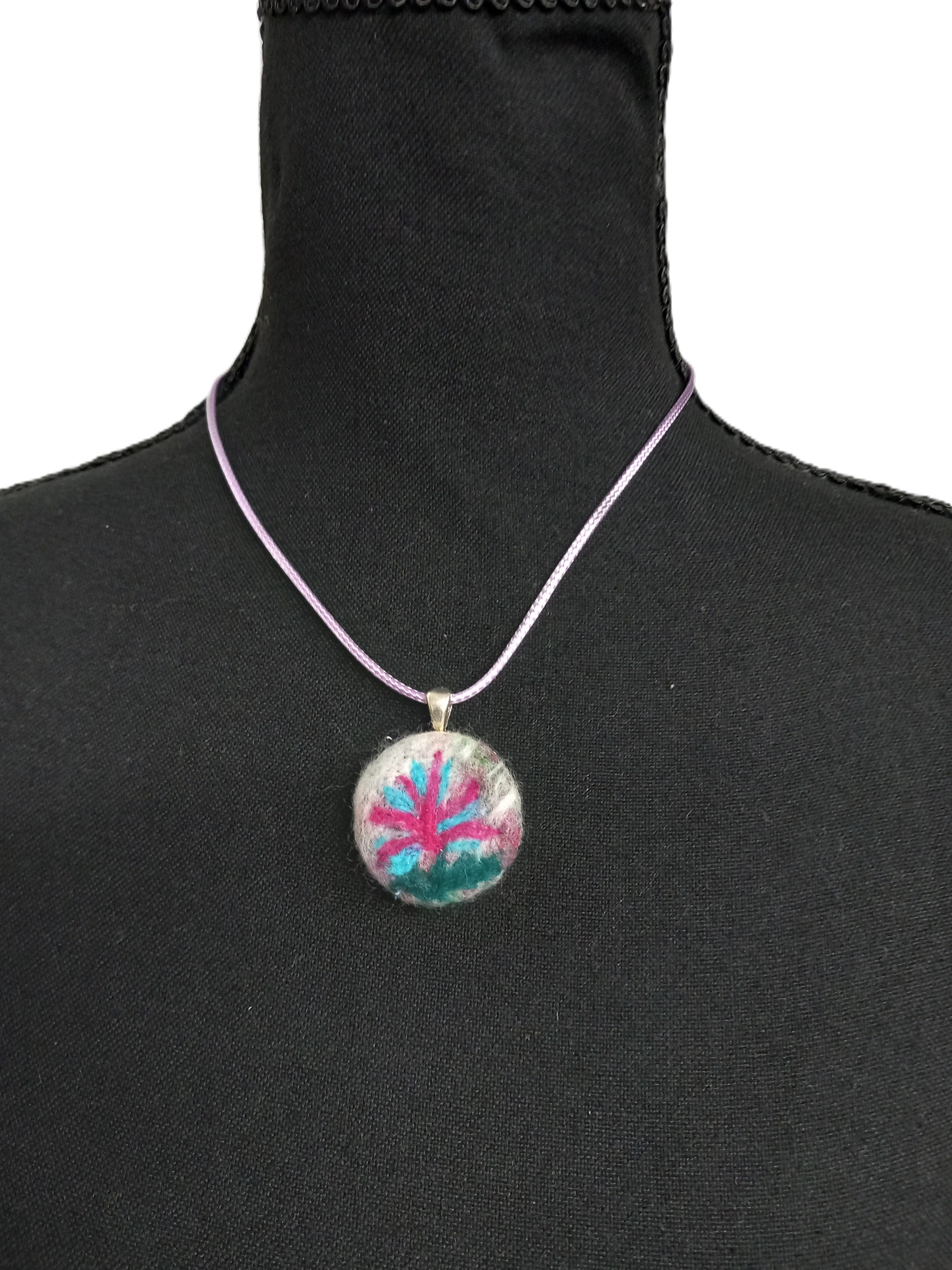 Colier handmade din lână împâslită cu pandantiv floral roz și turcoaz