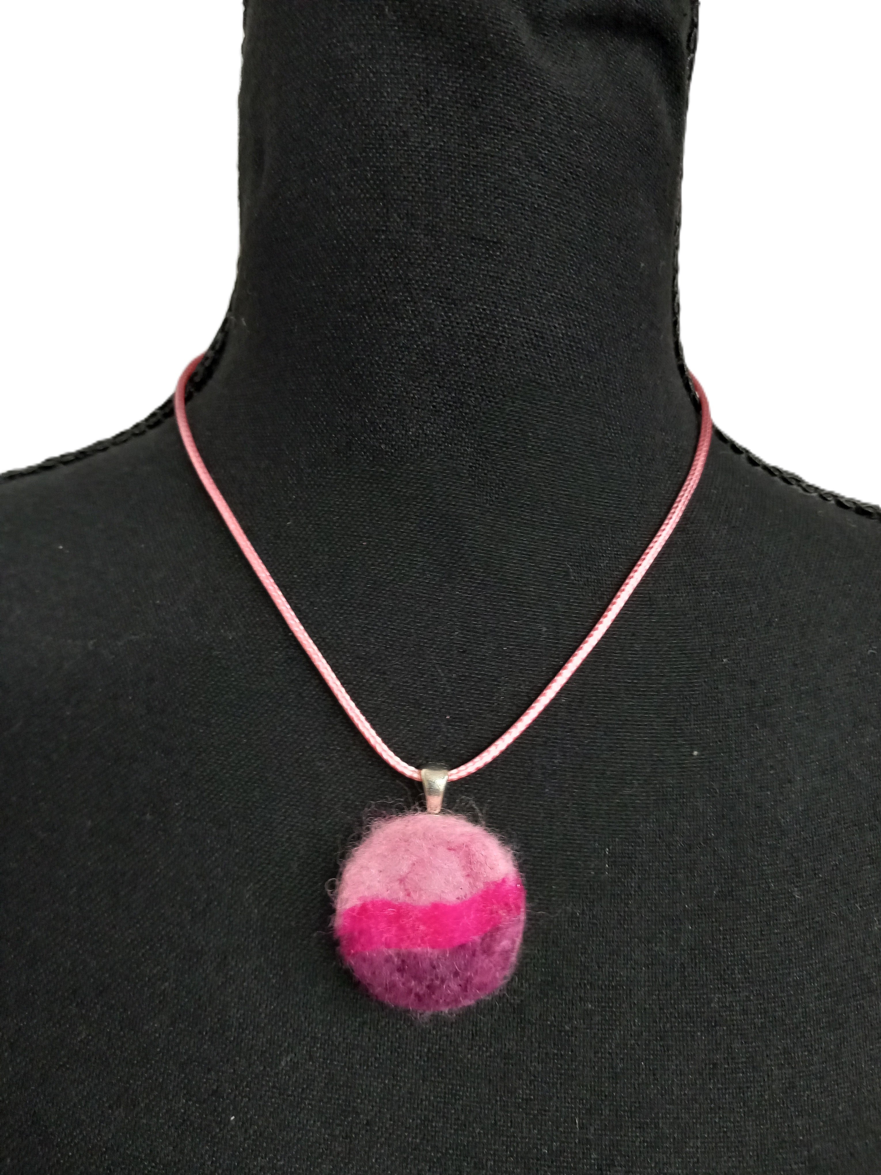 Colier handmade din lână împâslită cu pandantiv sferic roz și mov