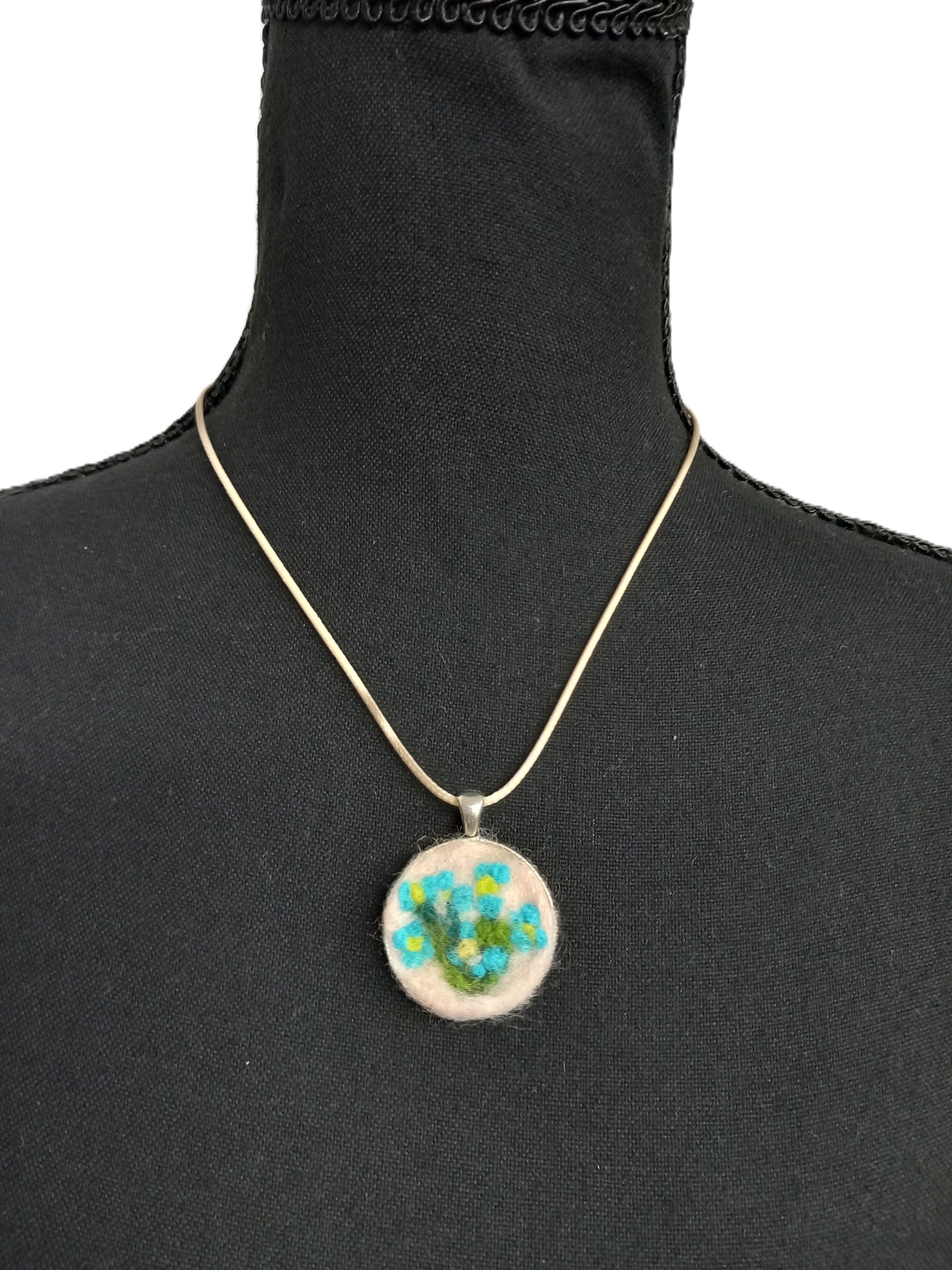 Colier handmade din lână împâslită cu pandantiv floral albastru verde galben
