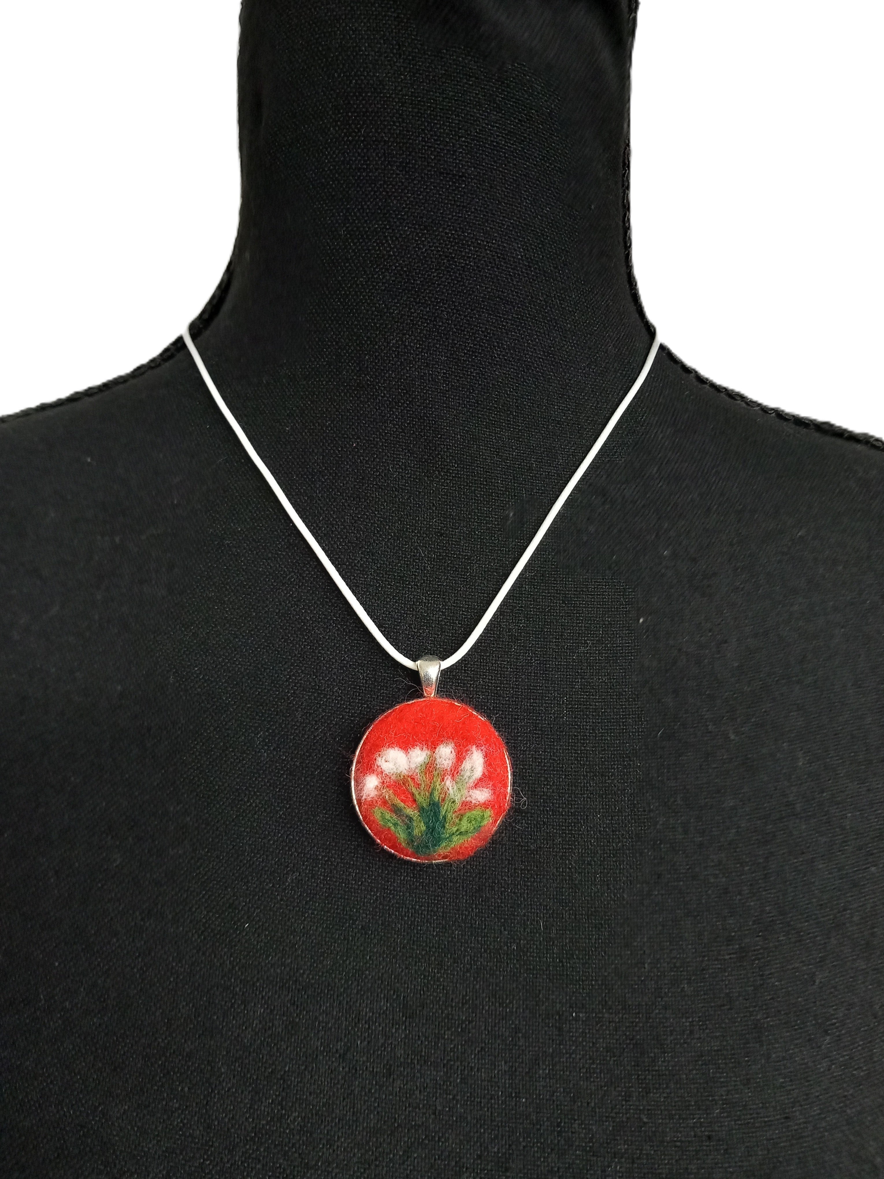 Colier handmade din fetru roșu cu pandantiv floral