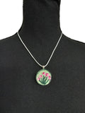Colier handmade din lână împâslită cu pandantiv floral verde și roz