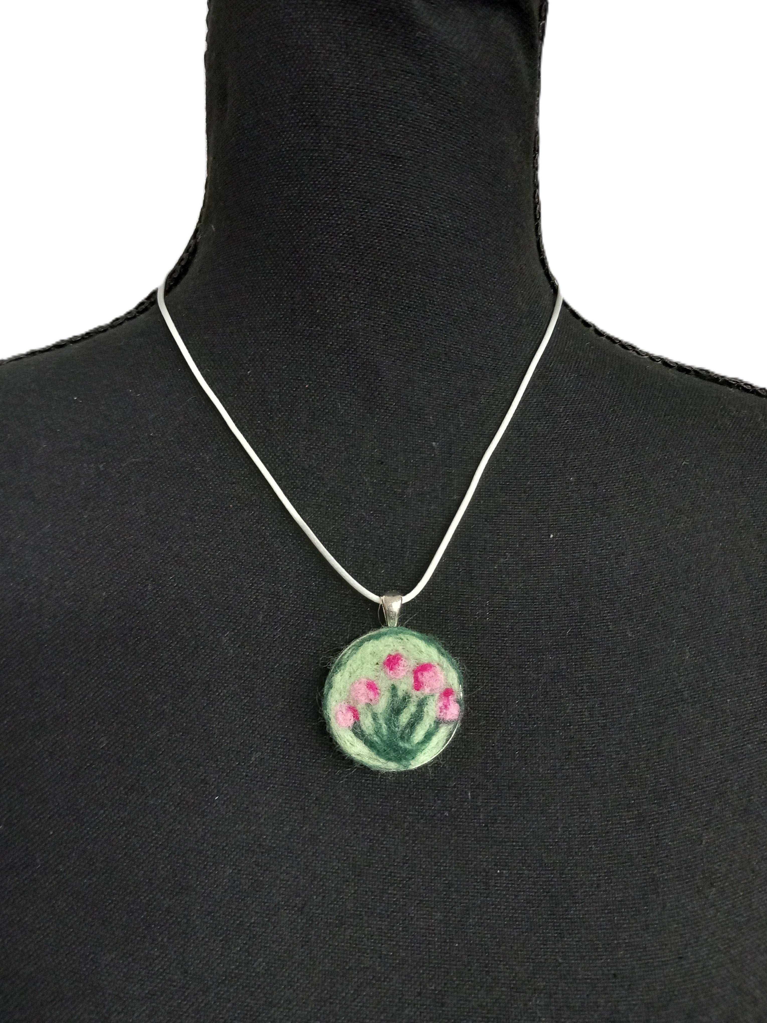 Colier handmade din lână împâslită cu pandantiv floral verde și roz