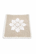 Șervețel din In Bej – Broderie Florală Albă Croșetată Manual 20x22 cm