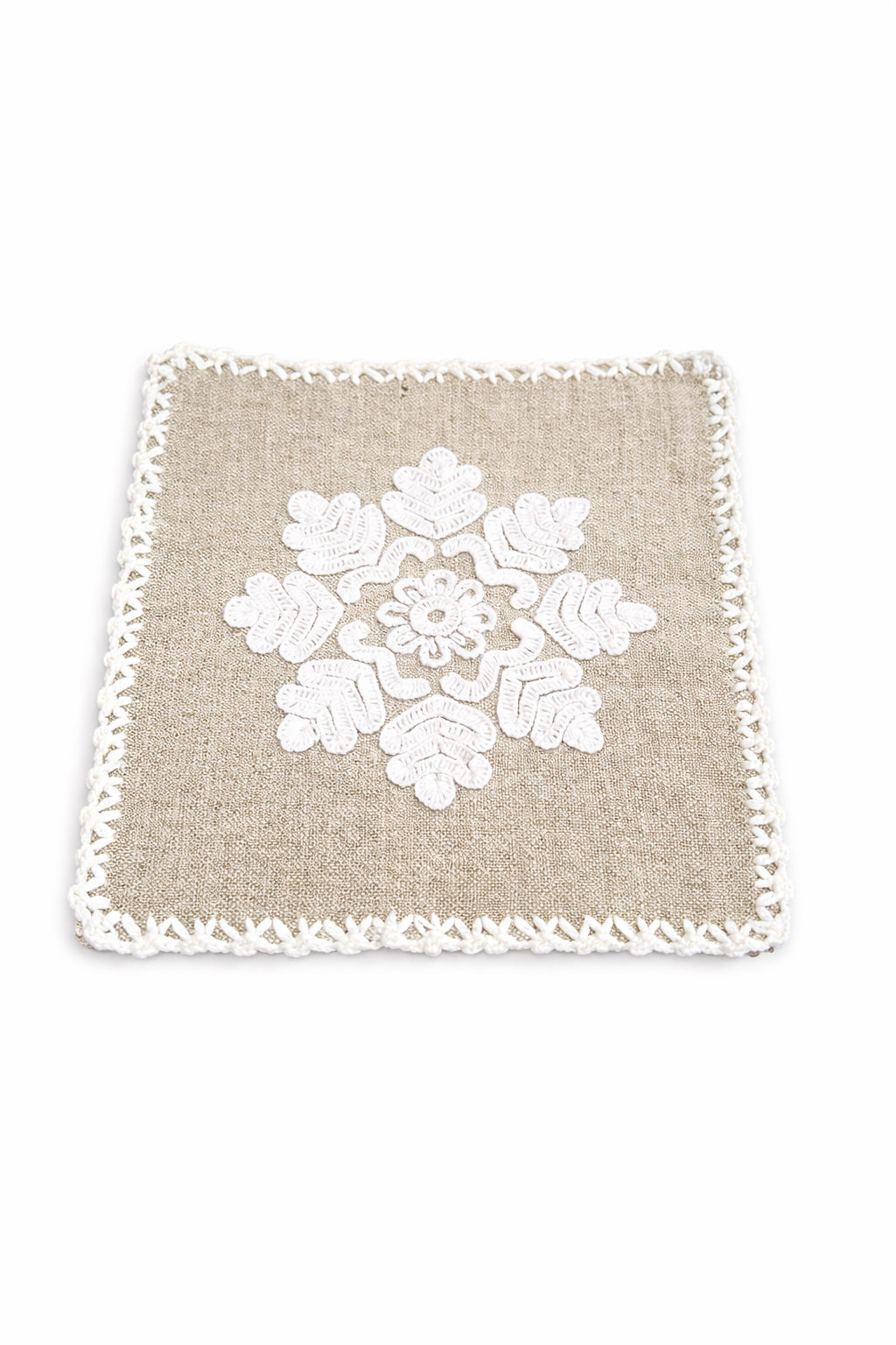 Șervețel din In Bej – Broderie Florală Albă Croșetată Manual 20x22 cm