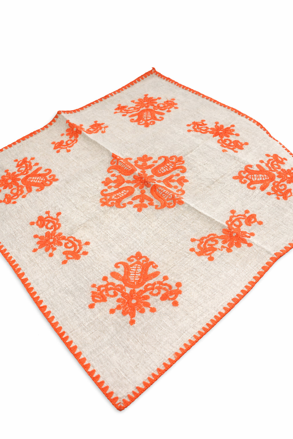 Față de Masă Bej – Broderie Florală Roșie Handmade 60x60 cm