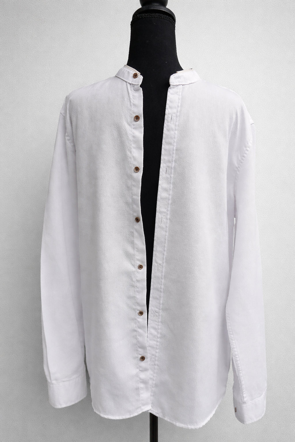 Cămașă LC Waikiki, albă, mărime L cu guler tunică și închidere cu nasturi