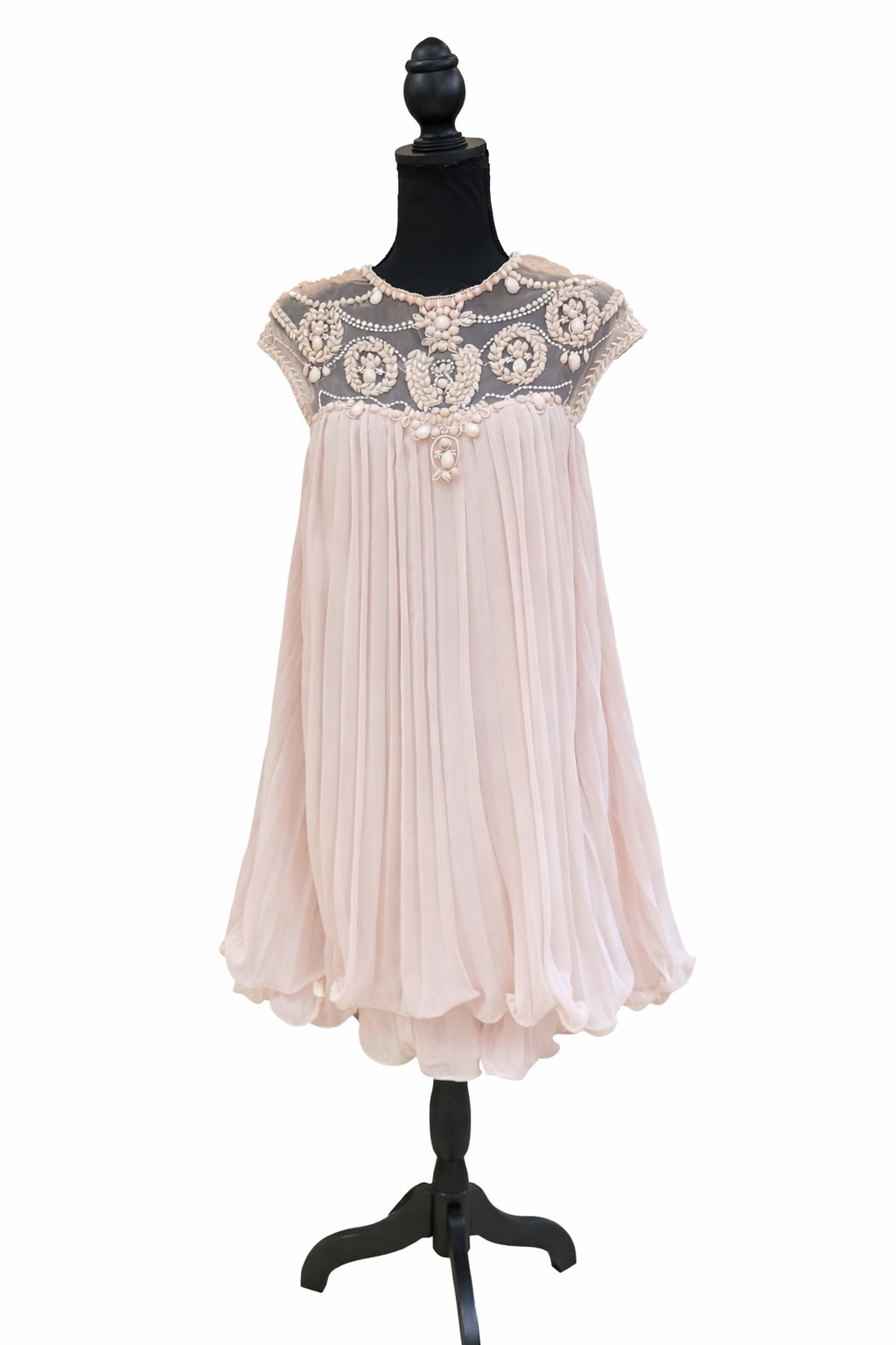 Rochie elegantă roz pudrat pentru femei, fără mâneci, cu aplicații decorative în zona bustului și croială lejeră, realizată din material vaporos tip șifon. Potrivită pentru ocazii speciale sau ținute rafinate de zi